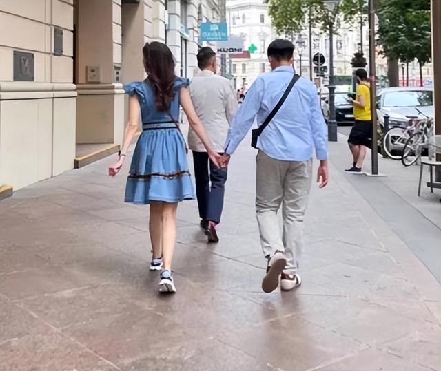 样嘴巴外翻又高又壮比妈妈李嘉欣还要高j9九游会登录许晋亨14岁儿子长变(图5)
