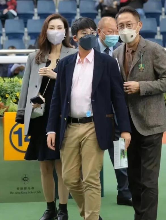 样嘴巴外翻又高又壮比妈妈李嘉欣还要高j9九游会登录许晋亨14岁儿子长变(图6)