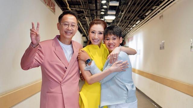 样嘴巴外翻又高又壮比妈妈李嘉欣还要高j9九游会登录许晋亨14岁儿子长变(图10)