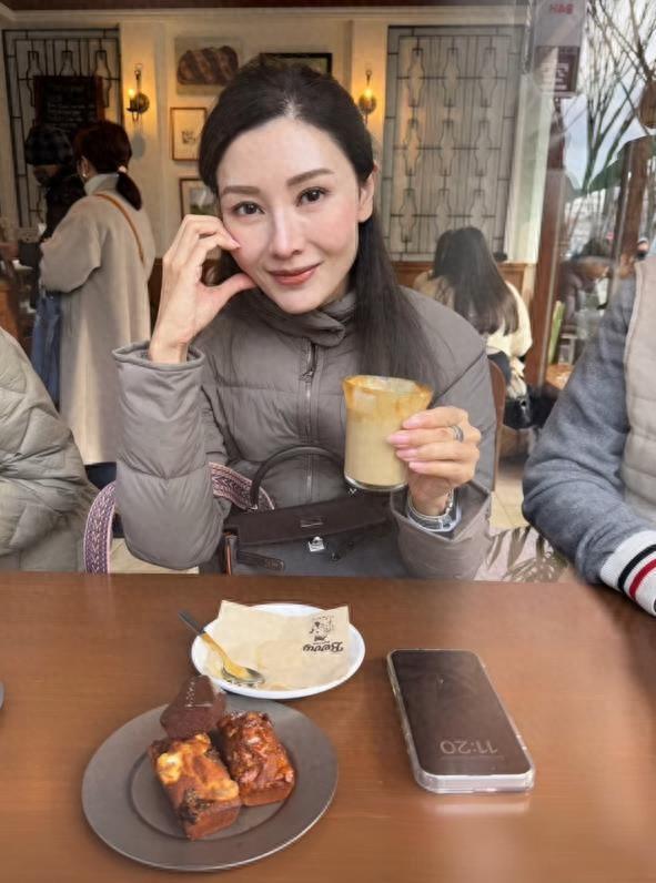 样嘴巴外翻又高又壮比妈妈李嘉欣还要高j9九游会登录许晋亨14岁儿子长变(图12)