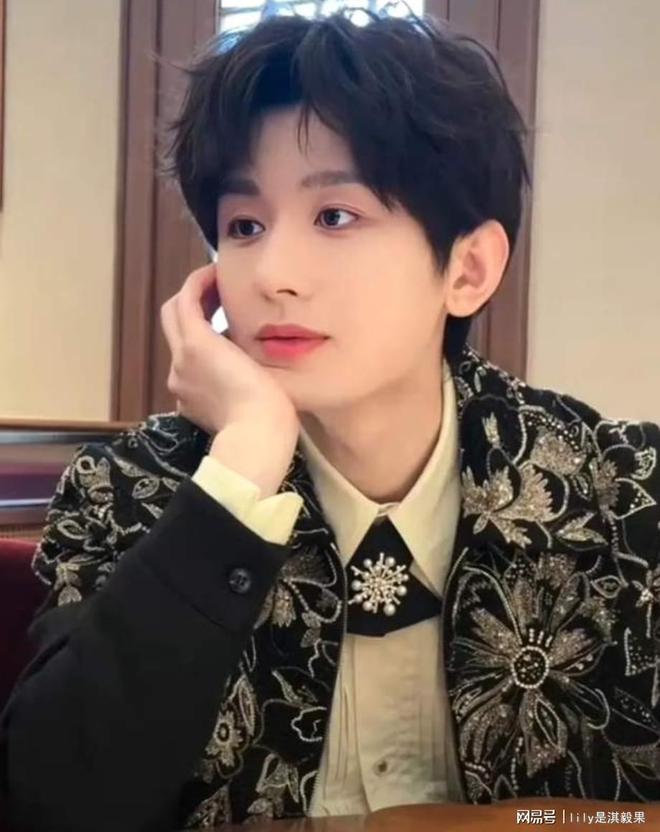 自拍杆还好没让成毅拍不然大家都得变小驴j9九游会(中国)网站腾讯真会玩给i人(图2)