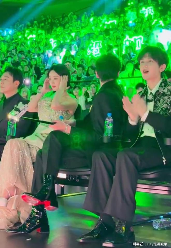 自拍杆还好没让成毅拍不然大家都得变小驴j9九游会(中国)网站腾讯真会玩给i人(图4)