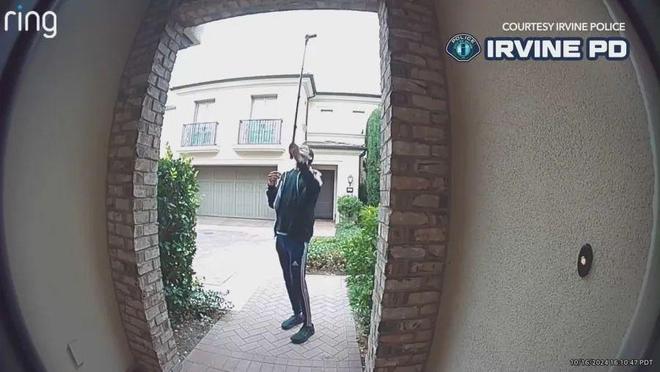 缉一名男子使用自拍杆女孩卧室J9数字平台注意：尔湾警方通