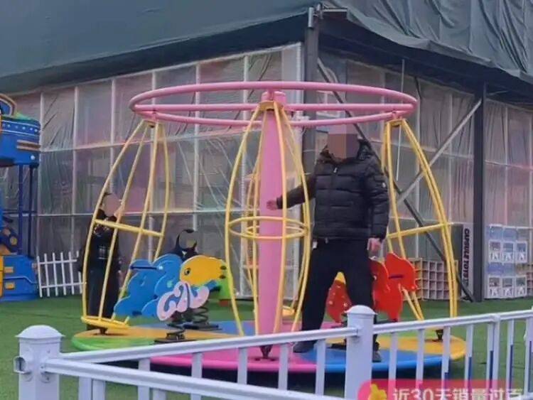 都是孩子啊！记者实探：主播偷偷站在角落里ag九游会登录儿童乐园里也出现了？画面里(图3)