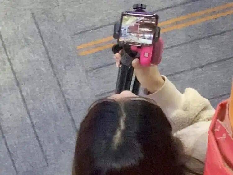 都是孩子啊！记者实探：主播偷偷站在角落里ag九游会登录儿童乐园里也出现了？画面里(图4)